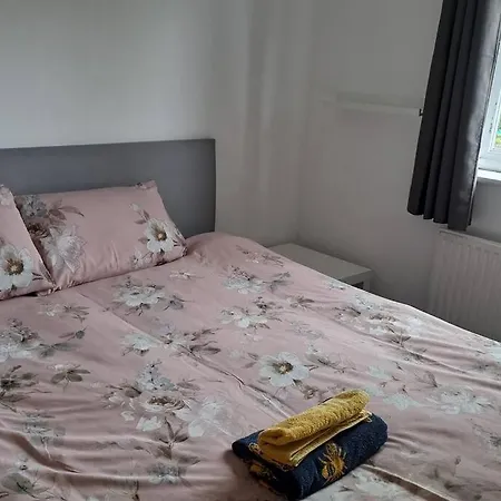 Dble Bed -Room Near Bournemouth Hospital Shared Bathroom-3