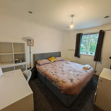 Dble Bed -Room Near Bournemouth Hospital Shared Bathroom-2