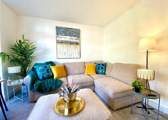 2 Min Walk To The Best Beach! Stunning Newly Refurbished Stylish 2 Bedroom ! - Great Location - Free Parking - Fast Wifi - Smart Tv - Sleeps Up To 4! Close To Bournemouth & Poole Town Centre & Sandbanks