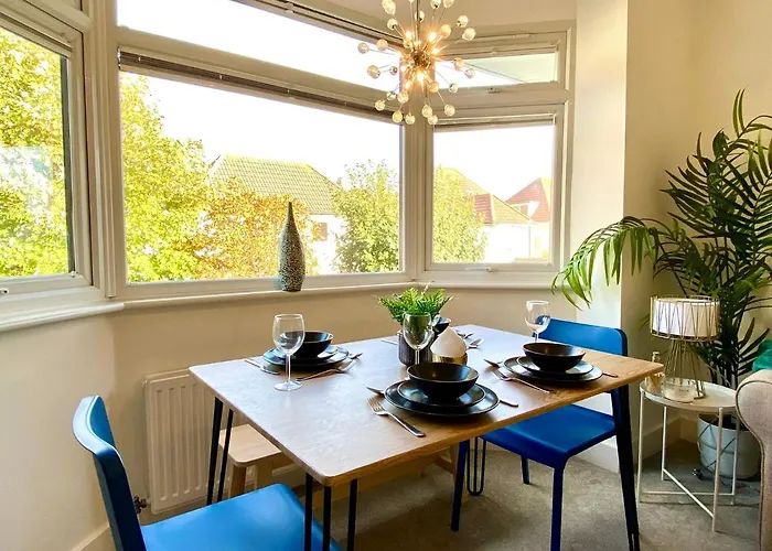 2 Min Walk To The Best Beach! Stunning Newly Refurbished Stylish 2 Bedroom ! - Great Location - Free Parking - Fast Wifi - Smart Tv - Sleeps Up To 4! Close To Bournemouth & Poole Town Centre & Sandbanks
