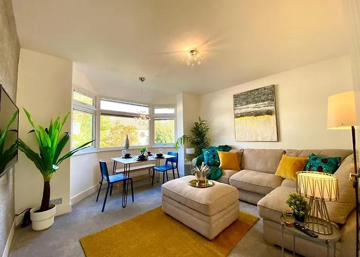 2 Min Walk To The Best Beach! Stunning Newly Refurbished Stylish 2 Bedroom ! - Great Location - Free Parking - Fast Wifi - Smart Tv - Sleeps Up To 4! Close To Bournemouth & Poole Town Centre & Sandbanks